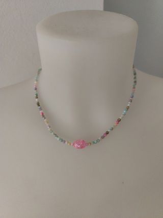 Collar de concha con dije acrílico rosa