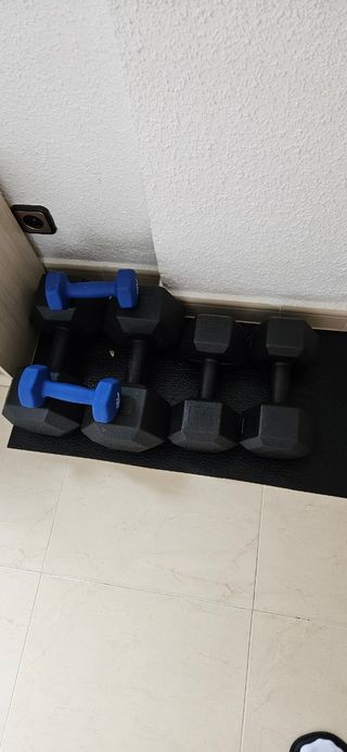 Pesas y banco de ejercicio.