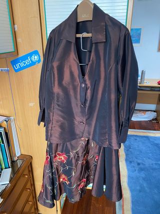 Traje marrón mujer