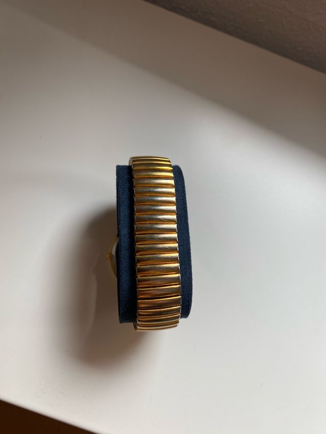 Reloj dorado elegante para hombre