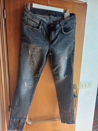 Vaqueros Zara rotos grises