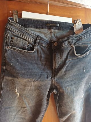 Vaqueros Zara rotos grises