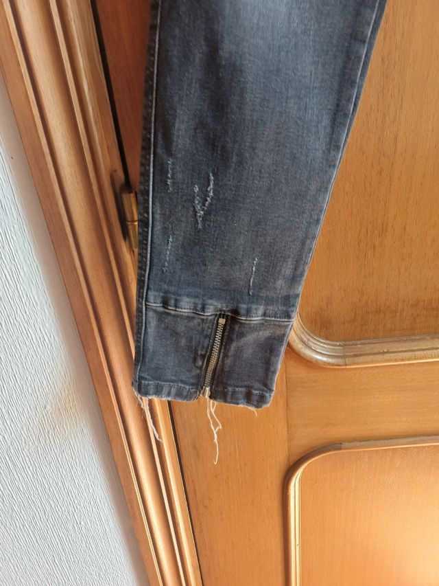 Vaqueros Zara rotos grises