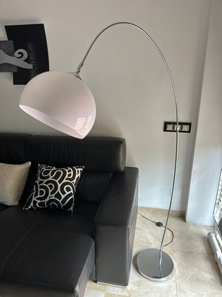 Lámpara alta con arco metálico y su base