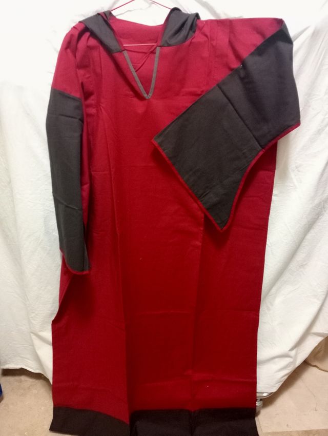 Túnicas tipo monje, con capucha.