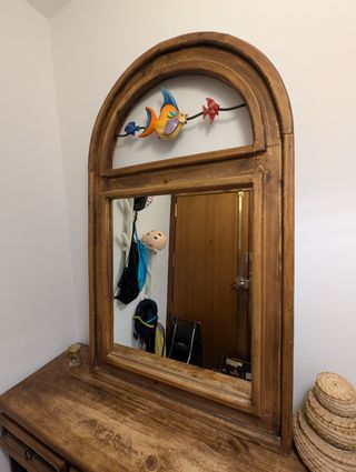 Recibidor con espejo - Madera y metal. Peces