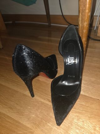 Salones Louboutin negros
