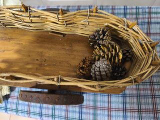 carro de mimbre y madera.
