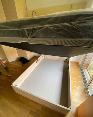 Canapé y colchón marrón-blanco