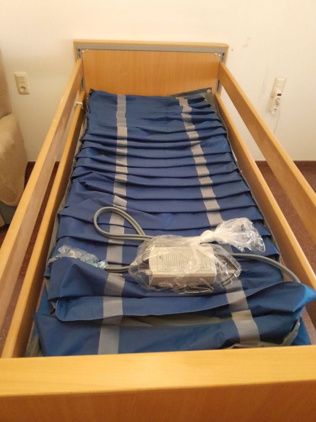 Cama articulada con colchón antiescaras