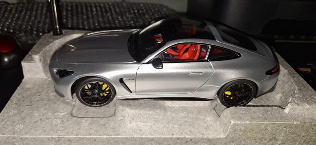 Mercedes AMG GT 63 NZG 1:18