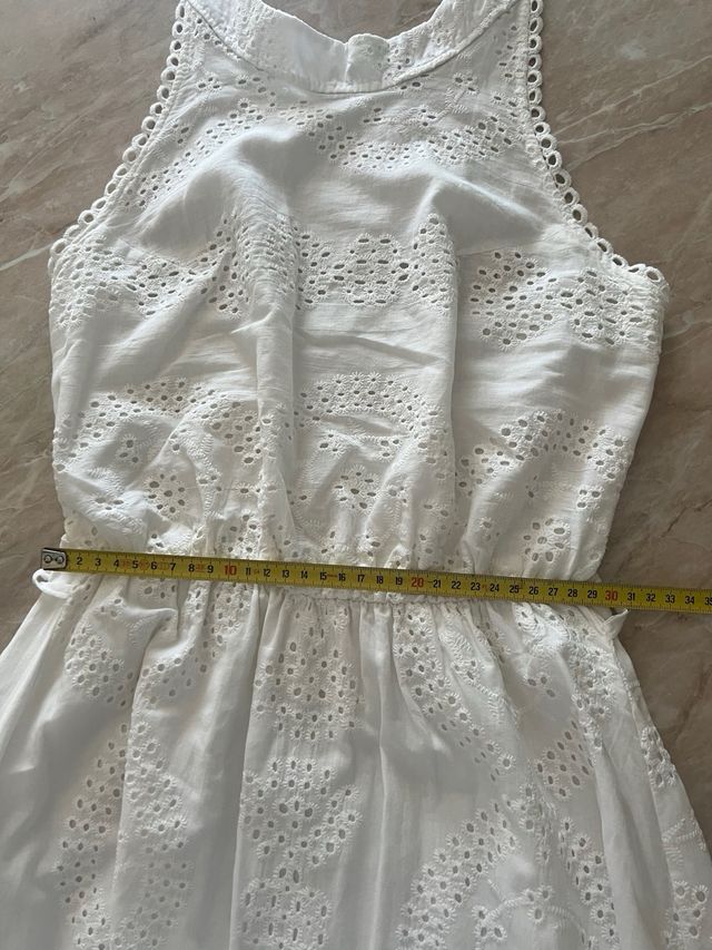 Abito bianco ricamato