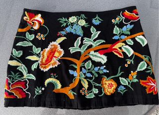 Falda Zara bordada multicolor
