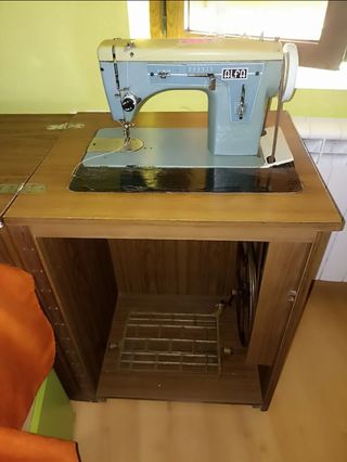 Máquina coser Alfa antigua