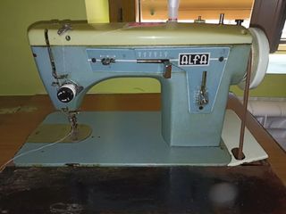 Máquina coser Alfa antigua