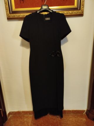 Vestido negro largo  con escote asimétrico.