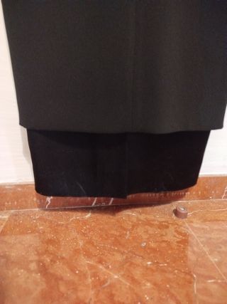 Vestido negro largo  con escote asimétrico.