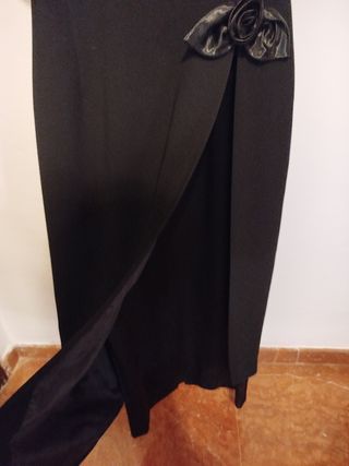 Vestido negro largo  con escote asimétrico.