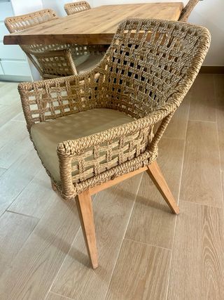 Mesa Comedor de madera dura + 4 Sillas Mimbre