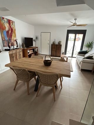 Mesa Comedor de madera dura + 4 Sillas Mimbre