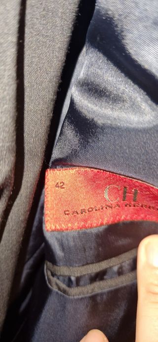 Traje en azul marino de Carolina Herrera.