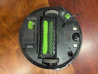 Roomba I5: Robot aspirador con estación de carga.