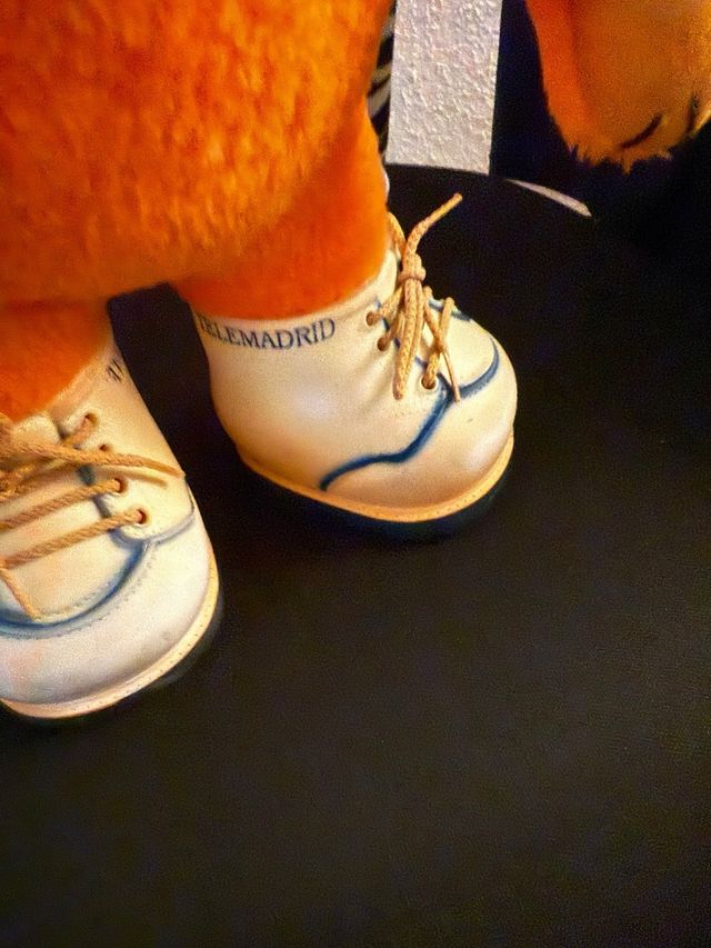 Peluche Telemadrid: Zapatillas