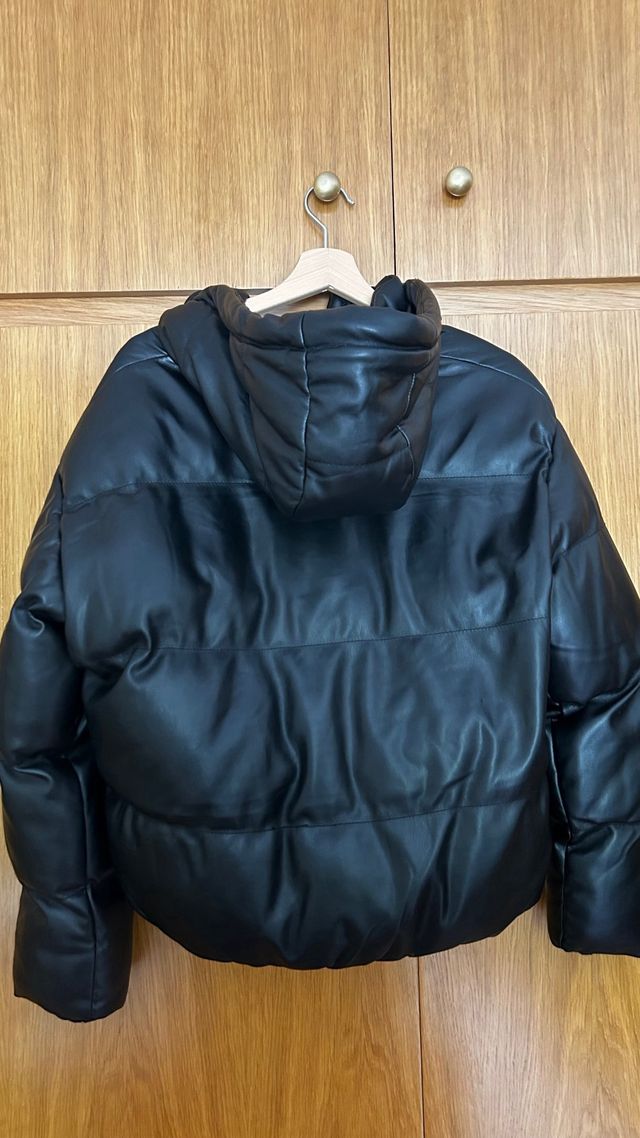 Chaqueta bomber negra acolchada