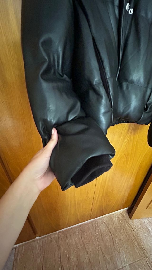 Chaqueta bomber negra acolchada