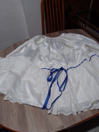 Enagua raso  o Falda regional blanca con encaje.