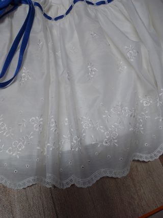 Enagua raso  o Falda regional blanca con encaje.