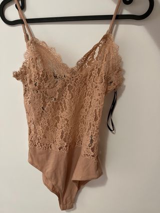 Bodys encaje beige. FOREVER 21