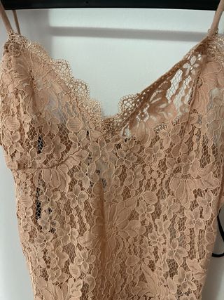 Bodys encaje beige. FOREVER 21