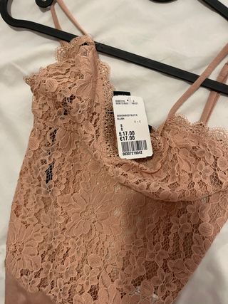 Bodys encaje beige. FOREVER 21