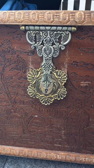 Baúl antiguo de madera tallada