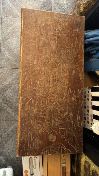 Baúl antiguo de madera tallada