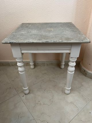 Mesita madera gris y blanca