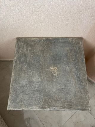 Mesita madera gris y blanca