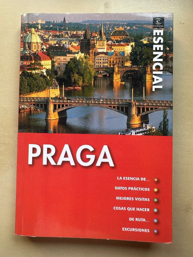 Guía esencial Praga de Espasa
