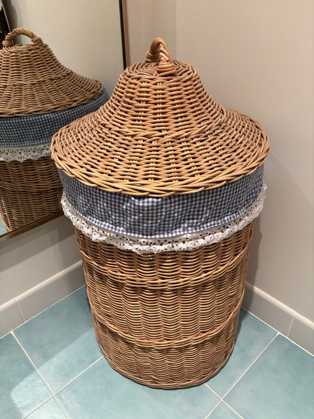Cesto de vime bege com tampa