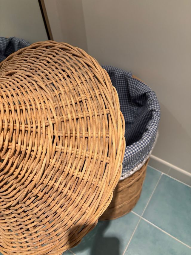 Cesto de vime bege com tampa