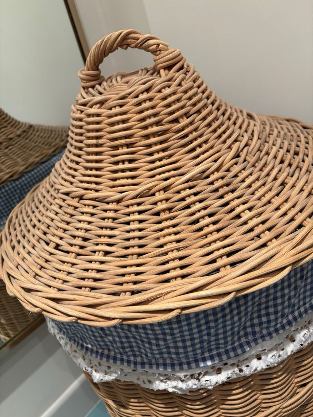 Cesto de vime bege com tampa