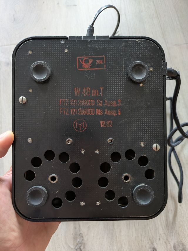 Teléfono alemán vintage negro