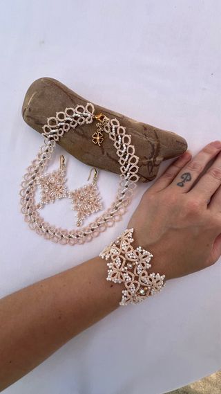 Conjunto beige: collar, pulsera, pendientes