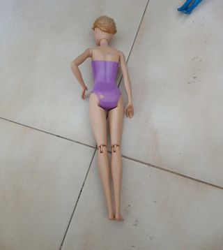 Muñeca Barbie calva, pintada