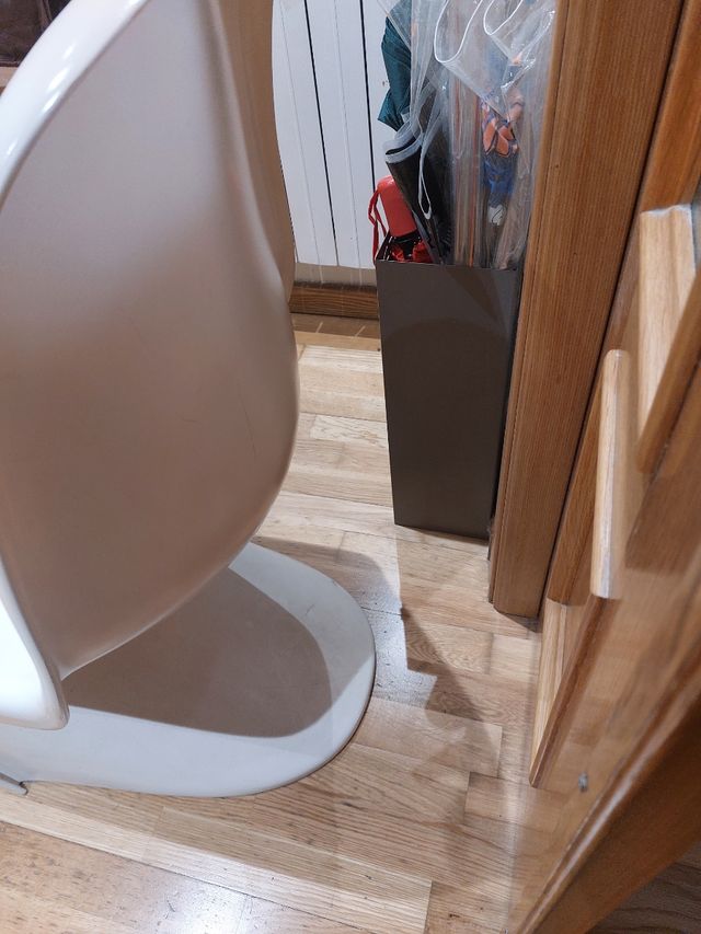 Silla vintage blanca de plástico