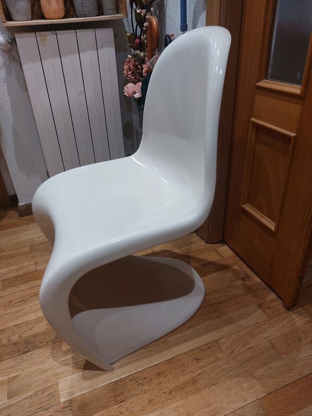 Silla vintage blanca de plástico