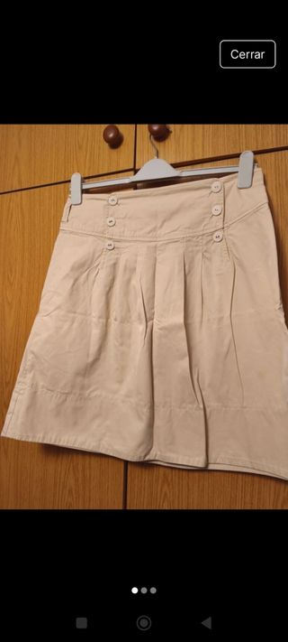 Falda beige por la rodilla.