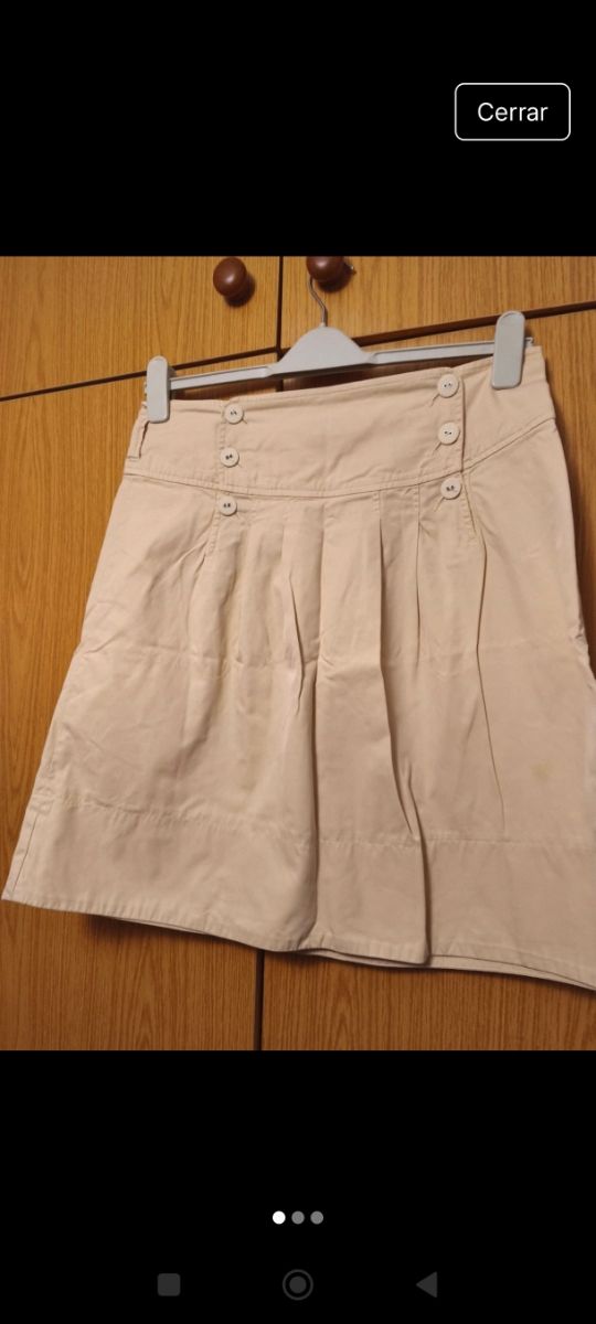 Falda beige por la rodilla.
