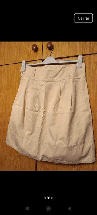 Falda beige por la rodilla.